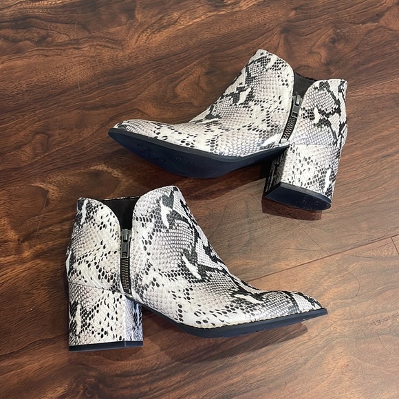 NWT Seychelles Chaparral Ankle Bootie Embossed Snake Print Black White P… - Picture 2 of 10